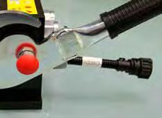 Dzięki kablowi adaptera zarówno przewody elektryczne jak i hydrauliczne narzędzia są podłączone równocześnie za pomocą wielozłącza.