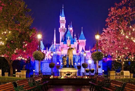 Cały kompleks Disneylandu rozgałęzia się od głównej ulicy, na której znajduje się pełno przeróżnych sklepików. W Krainie Zabawy zbudowano domy lalek z całego świata.