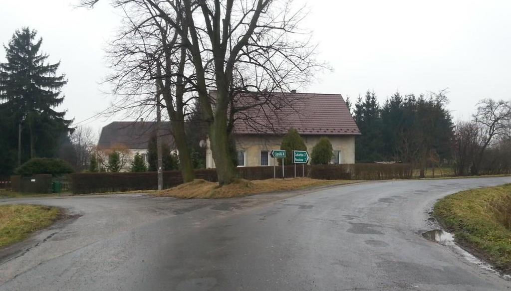 Brak stojaków, wiat, ławek Źródło: opracowanie