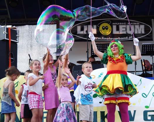 Po występach dla dzieci na scenie zaprezentowała się grupa cheerleaderek "Diverse" ze Starej Wsi,