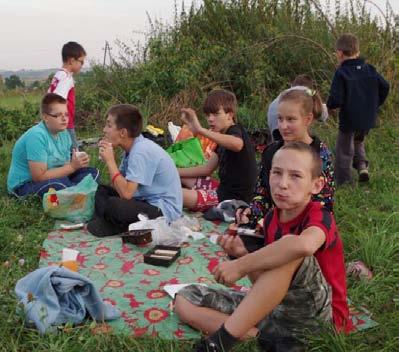 samodzielnie przygotowując kolorowe sałatki.