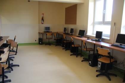 Przy Szkole Podstawowej w Wysokiem wykonano ogrodzenie od strony drogi krajowej K28, a także fragment ogrodzenia od strony północnej.