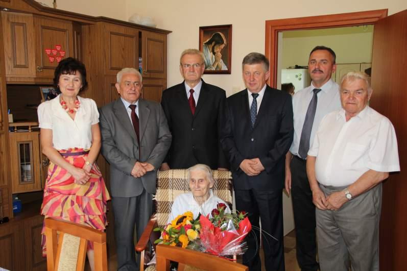 otoczenia na dalsze długie lata. Przedstawiciele Kasy Rolniczego Ubezpieczenia Społecznego w Nowym Sączu wręczyli Pani Zofii przyznany specjalny zasiłek do emerytury rolniczej.