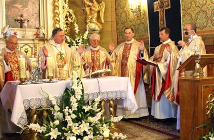 Proboszczowi Parafii ks. Andrzejowi Bąkowi pamiątkową rzeźbę oraz list gratulacyjny. Fot.: F. Natanek Fot.: F. Natanek Fot: F.