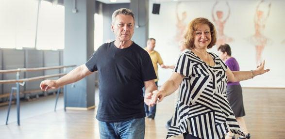 ZAJĘCIA TANECZNE ZAJĘCIA MUZYCZNE 02 03 Taneczny Klub Seniora Program obejmuje naukę popularnych tańców towarzyskich: walców angielskiego i wiedeńskiego, tanga, fokstrota, samby, cha-chy, disco oraz