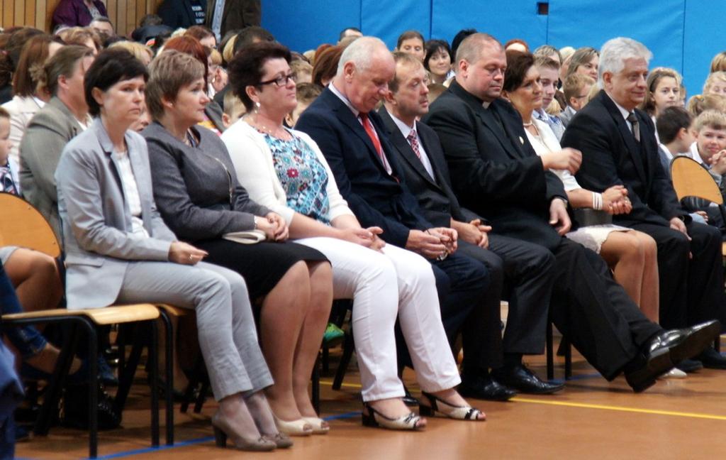 6 Głos Przykony wrzesień 2014 Inauguracja roku szkolnego 2014/2015 * Inauguracja roku szkolnego 2014/2015 Rok szkolny ma to do siebie, że pędzi korytarzem czasu, gubiąc po drodze kartkówki, nutki,