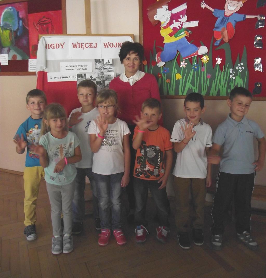 Następnie uczniowie wraz z rodzicami przybyli do szkoły gdzie zostali powitani przez Iwonę Rosiak - dyrektorkę szkoły oraz całe grono pedagogiczne.