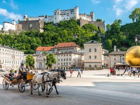 Program Ramowy Dzień 1. Salzburg W godzinach nocnych przejazd do Salzburga pierwszego punktu na trasie naszej wycieczki.