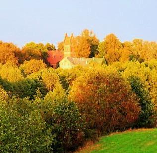 Wygodny dojazd drogą krajową nr 7, łączącą Gdańsk z Warszawą.