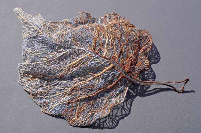 AGATA ZIELIŃSKA-GŁOWACKA Listopad 57 x 37 x 5 cm, technika własna, 2016 Ukończyła Akademię Sztuk Pięknych w Gdańsku. W 2011 r.