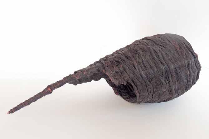 ALEKSANDRA ZUBA-BENN Skorupa 35 x 15 x 15 cm, technika: pakuły lniane barwione; wyplatanie, owijanie, klejenie na konstrukcji z wikliny; 2016 Ukończyła Państwową Wyższą Szkołę Sztuk Plastycznych w