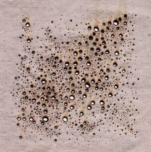 ZUZANNA SEWERYNA DOLEGA Constellations 30 x 30 cm, technika: pirografia na płótnie lnianym, 2016 Urodziła się w 1990 r. w Gdyni. Absolwentka Wydziału Malarstwa Akademii Sztuk Pięknych w Gdańsku.