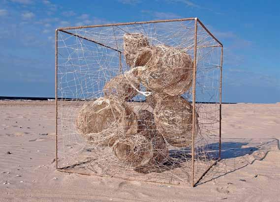 BOGUSŁAWA KOSZAŁKA Puste gniazda 50 x 50 x 50 cm, technika własna: klejenie i formowanie na mokro, montowanie, oplatanie na metalowym stelażu; 2016 Urodziła się w 1960 r. w Gryficach.