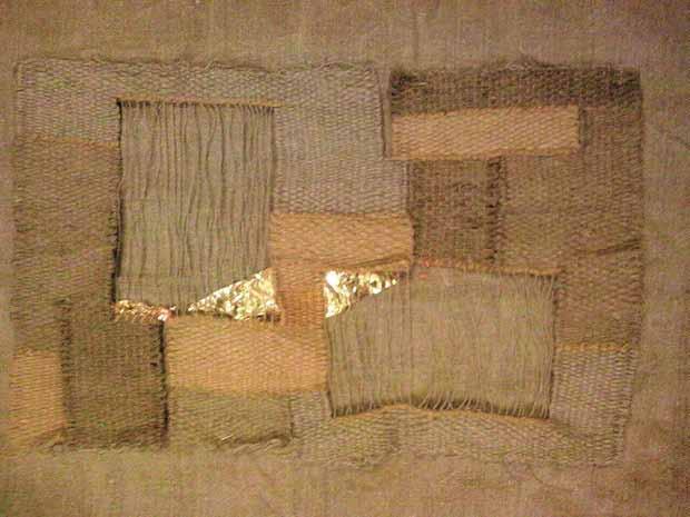 OLGA POBEREŻNA UKRAINA/ UKRAINE Złoto 46 x 32 cm, technika: gobelin, kolaż, len; 2016 Ukończyła Liceum Sztuki Użytkowej w Vyzhnitsia na Ukrainie (1994) oraz Uniwersytet Humanistyczny w Równem Katedra