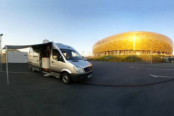 NIETYPOWE ZABUDOWY SAMOCHODÓW TURYSTYCZNYCH LUKSUSOWY CAMPER POD INDYWIDUALNE ZAMÓWIENIE Jeżeli seryjne rozwiązania stosowane w autach turystycznych nie są dla Ciebie zadowalające, jeśli posiadasz