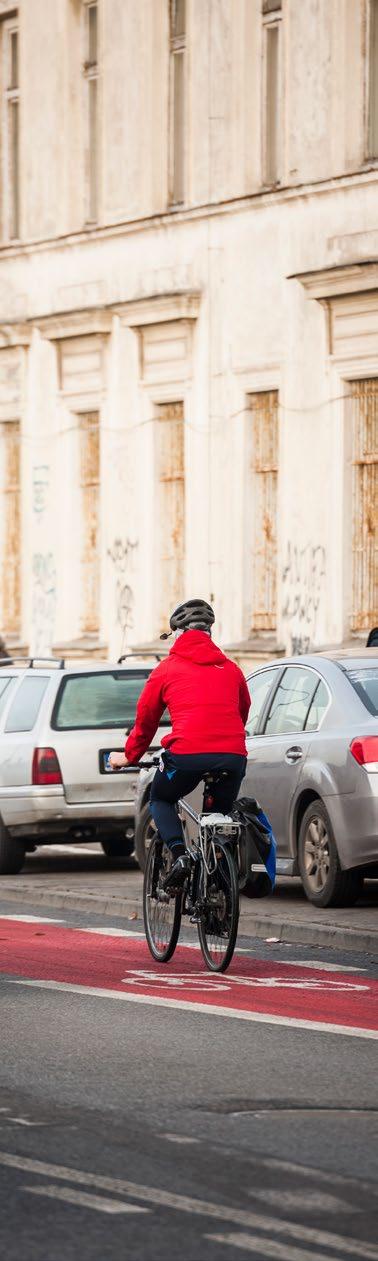 2. Dane ogólne o stanie bezpieczeństwa Na obszarze, objętym granicami miasta stołecznego Warszawy, w roku 2016 zarejestrowano 914 wypadków, w których poszkodowanych zostało 1091 osób, w tym: 1037