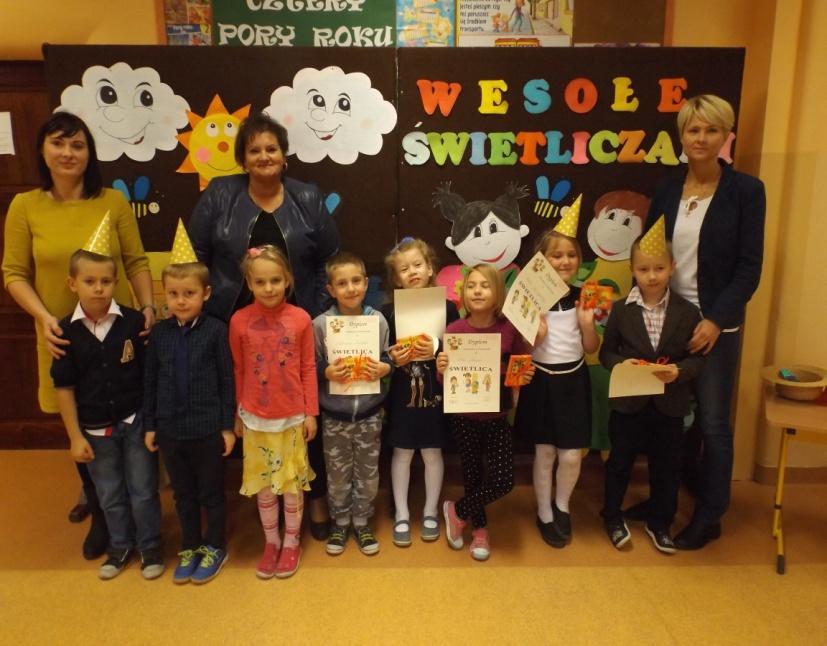 !! Dzieci były bardzo zadowolone, grzeczne i pilnie trzymały się grupy. Widziały piękne krajobrazy oraz wiewiórki. Pogoda dopisała, choć wszyscy obawiali się opadów deszczu.
