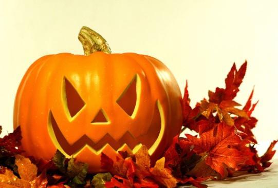 Halloween najhuczniej obchodzony jest w Stanach Zjednoczonych, Kanadzie, Irlandii, Szkocji i Anglii. Wywodzi się z celtyckiego obrządku Samhain.