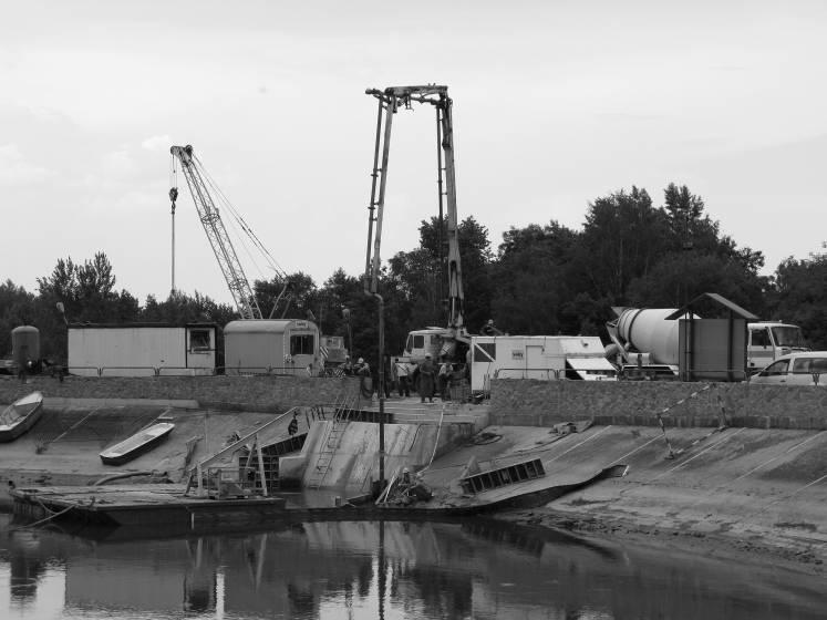 Materiałowe aspekty awarii, uszkodzeń i napraw 2. Kompleksowy remont ujęcia wody W korpusie zapory ziemnej w Czańcu usytuowane jest dwukomorowe ujęcie wody typu brzegowego.