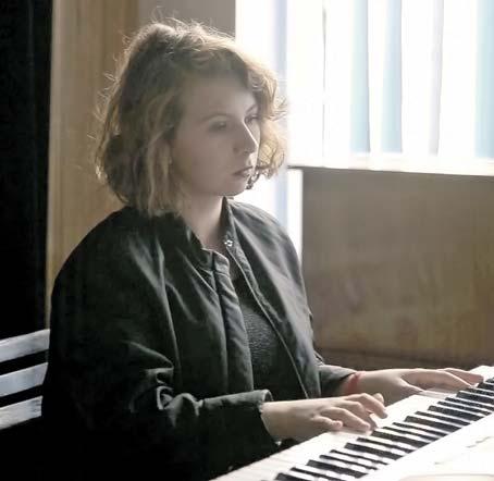 Aleksandra Bielecka długo wahała się aby publicznie zaprezentować swoje wiersze, nie będąc przekonaną co do ich wartości.