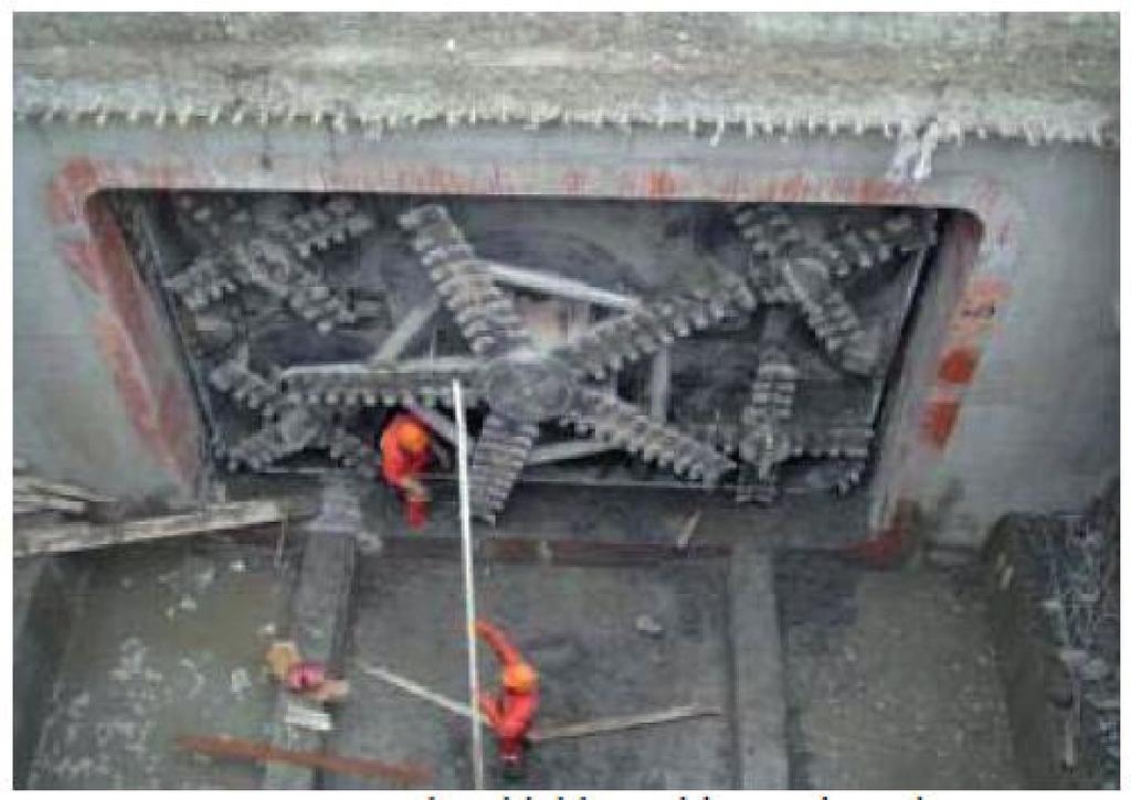 Wewnętrzne wymiary tunelu wynosiły 4,36 m 6,25 m, a jego długość 52 m. Trzy lata później, w kwietniu 2009 r.