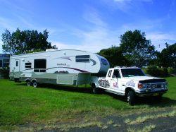 Naczepa kempingowa firmy Pacific RV. Takie naczepy są bardzo popularne w USA, Kanadzie i Australii. Przyczepa kempingowa razem z ciągnącym ją samochodem osobowym tworzy tzw. zestaw caravaningowy.