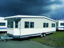 A do jakiego rodzaju zakwalifikować tę przyczepę firmy Hobby? To już tzw. mobil home, zwany też w Polsce czasami domkiem holenderskim.