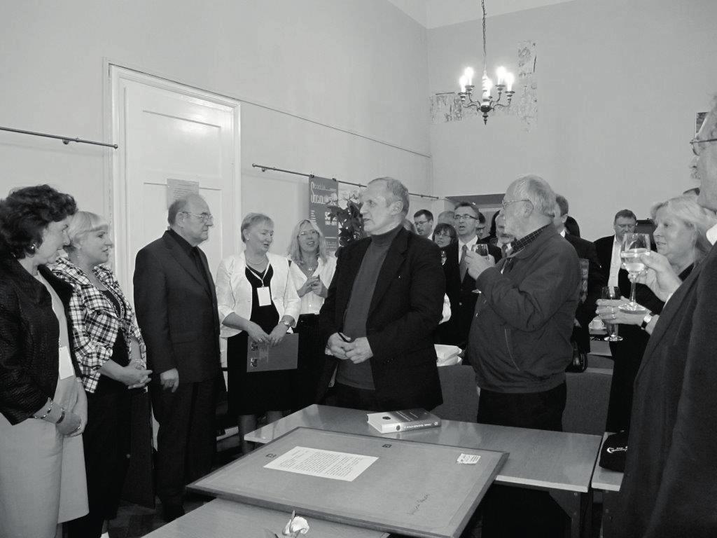 22 LEON SMYCZEK do na ladowania. Realizowa w swoim yciu to, o czym g boko by przekonany Seneka: Posiadanie jakiegokolwiek dobra nie daje rado ci, je eli nie dzielimy go z drugim cz owiekiem 3.