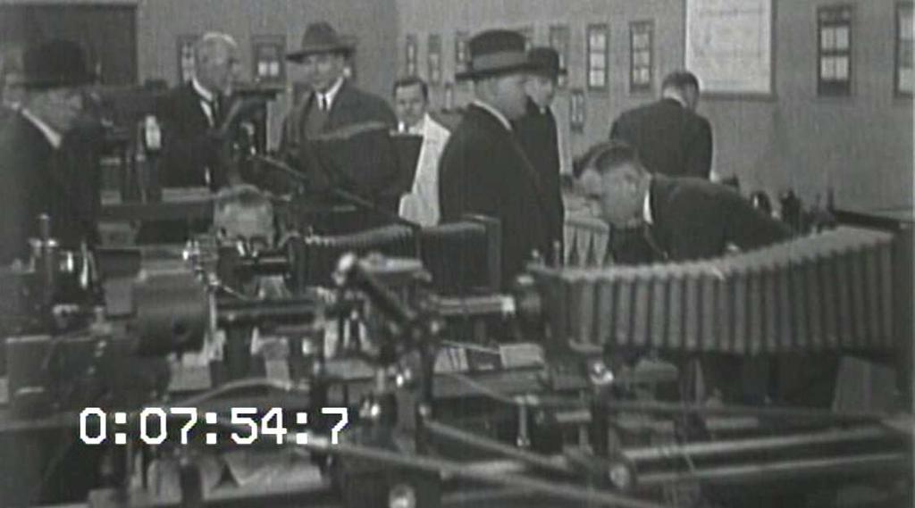 Natomiast w książce Tibora Péterfiego z Berlina, z 1933 r., pt. "Wissenschaftliche Anwendungen der Photographie.