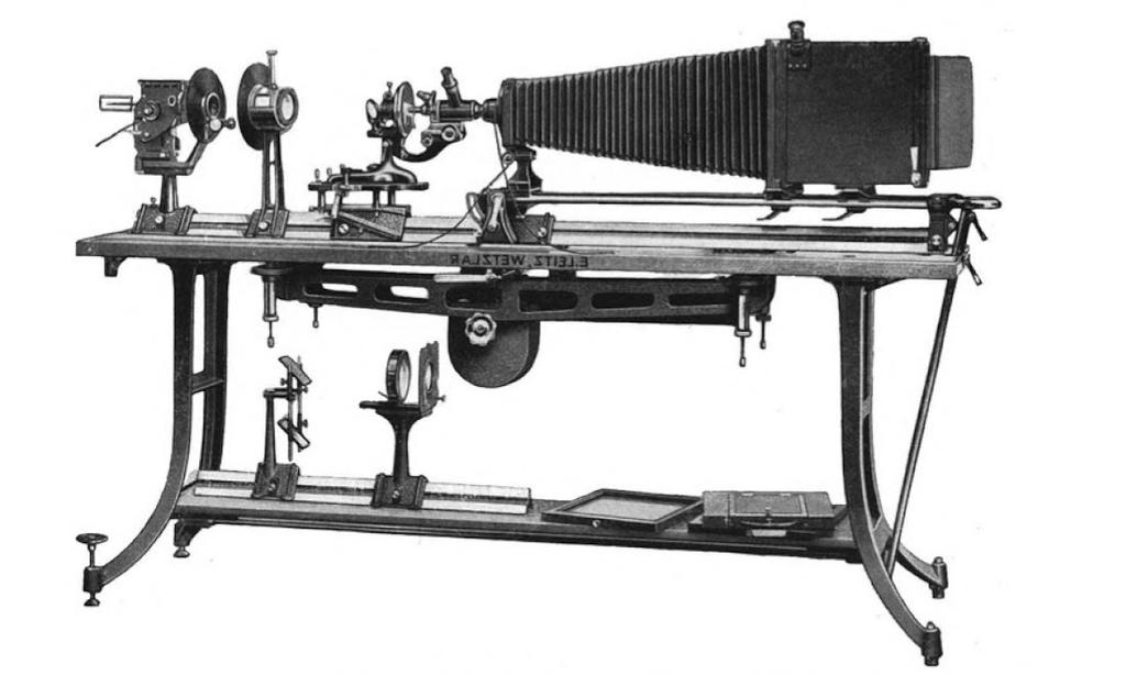 firmy E(rnst) Leitz (Leitz (Fabryka Instrumentów Optycznych w Wetzlar, dziś Leica AG). Z kolei firma C.