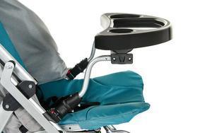 To dismantle the table press the two red pushbuttons on its grips and pull it out from the guides on the stroller frame. Do not put on the table hot drinks or food. Result in burns.