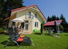 Apartament B na parterze (60 m2): salon z częścią jadalną, w pełni wyposażony