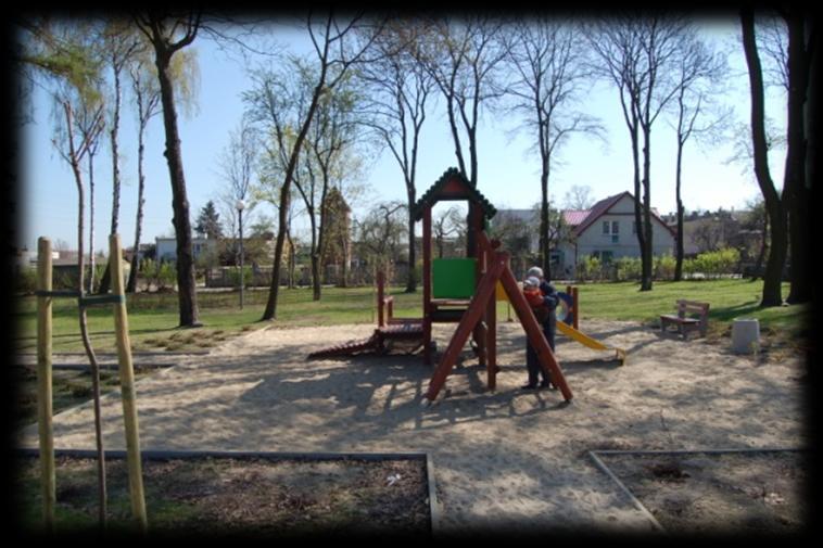 Zakup elementów na plac zabaw w Parku Zwycięstwa w Rogoźnie - zakupiono i zamontowano zestaw wyposażenia placu zabaw, -