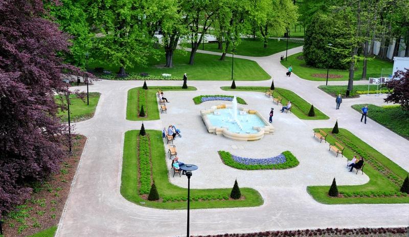 Gminą Miasto Tomaszów Mazowiecki na zadanie polegające na renowacji parku Rodego w Tomaszowie Mazowieckim na kwotę 300.000,00 zł; Gminą Przedbórz na rewitalizację zabytkowego parku przy ul.