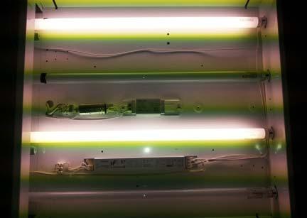 P [W] 4 35 3 25 2 15 1 5 LED 1 LED 2 2 4 6 8 1 12 14 Rys. 1. Moc czynna lamp LED 18 17 16 15 LED 1 LED 2 Lampy FL1 i FL2 zawierały po dwie takie same świetlówki, lecz różniły się rodzajem zastosowanego statecznika (Rys.