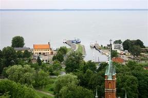 Port i molo nad Zalewem Wiślanym Port leży na południowym wybrzeżu Zalewu Wiślanego, w północno-zachodniej części miasta.