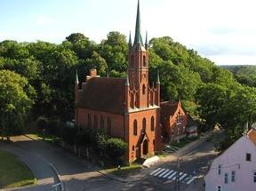 Utrzymany w stylu neogotyckim budynek, którego projektantem był Fryderyk Stüller z Berlina powstawał w latach 1857 1861 natomiast w roku 1903 do kościoła dobudowano dom parafialny.