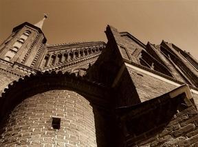 Na Wzgórzu Katedralnym znajduje się cenny zespół zabytkowych obiektów. Gotycka bazylika jest najstarszą budowlą wzgórza. Wzniesiono ją w latach 1329-1388. W końcu XV w.