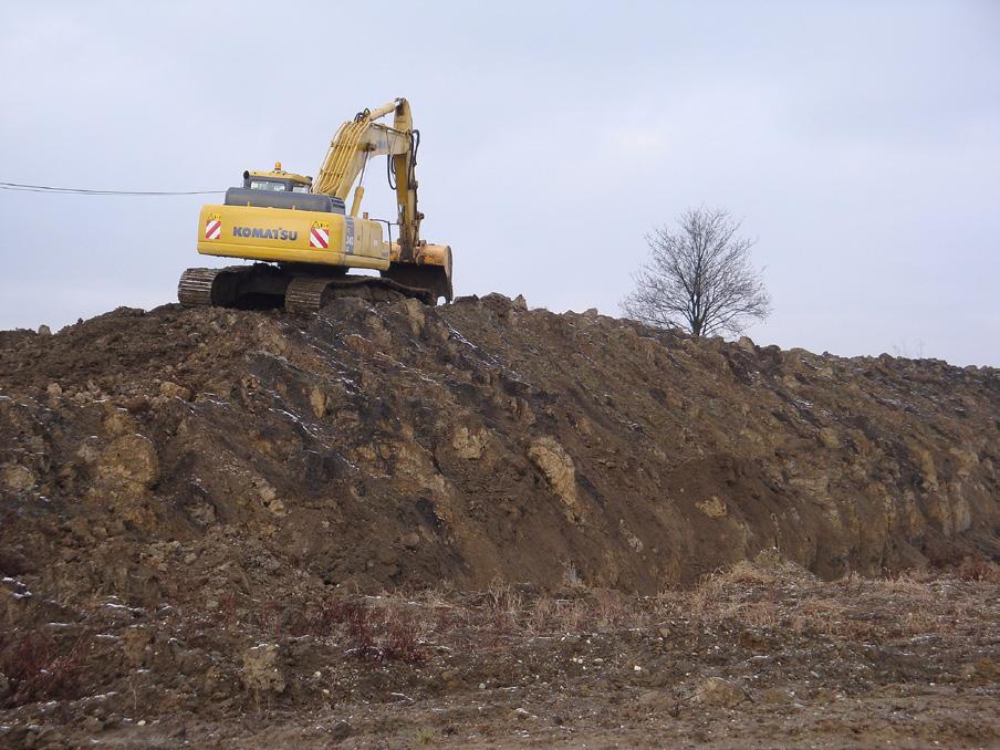 Segmenty geotekstyliów zainstalowano na stromej skarpie nieczynnego wyrobiska narażonej na działanie erozji powierzchniowej i zjawisk osuwiskowych (rys. 1.