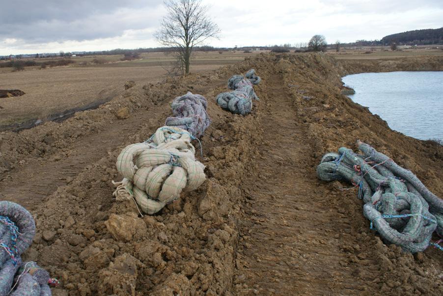 podłoża za pomocą szpilek typu U (rys. 4. Zastosowano szpilki wykonane z prętów stalowych żebrowanych o grubości φ = 8 mm. Szpilki wbijano ręcznie na głębokość ok. 40 cm.