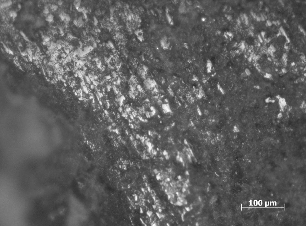 168 Ryc. 3. Ślady użytkowe (?) zaobserwowane na kamiennym drapaczu (feature 10, pow. 125) Fig. 3. Use-wear traces (?) observed on a lithic endscraper (feature no.