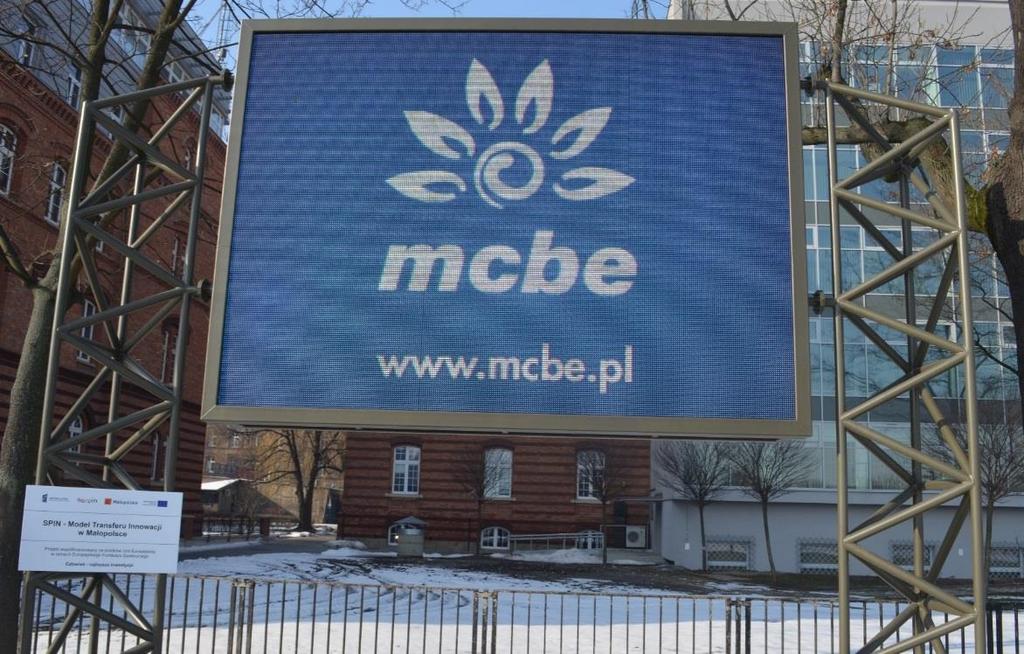 Małopolskie Centrum Budownictwa Energooszczędnego zakupiło telebim, na którym wyświetlane jest oferta MCBE, materiały