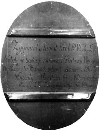 Paveikslo ne vaizdinėje pusėje ant rudo dažyto fono yra užrašas lenkų kalba juodais dažais (il. 3): Žygimantas Augustas Karalius P:W:X:L: Įsigytas išparduodant Vilniaus Rotušės turtą.