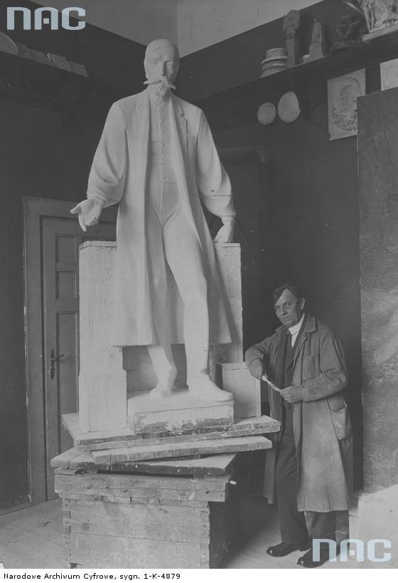 eksponowaną po wojnie w auli Akademii Górniczej w Krakowie, oraz pomnik Ignacego Łukasiewicza (b), odlany w brązie i wzniesiony