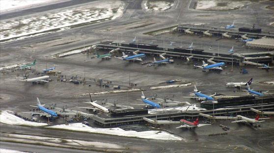 Część naziemna Część naziemna lotniska obszar przeznaczony do obsługi pasażerów i ich bagażu.