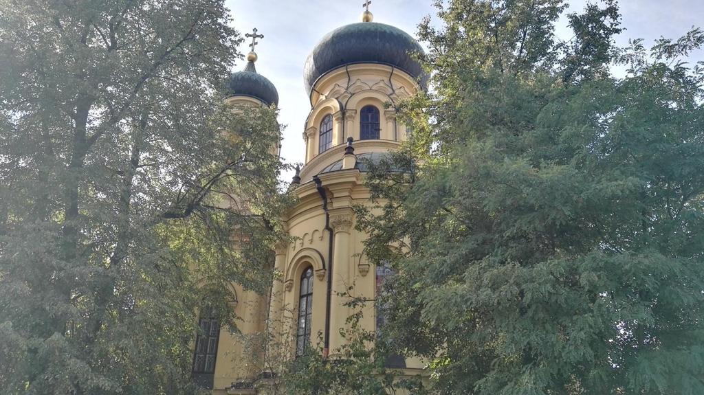 Naprzeciwko Dworca Wileńskiego (dawniej Petersburskiego) wybudowano cerkiew, świątynię