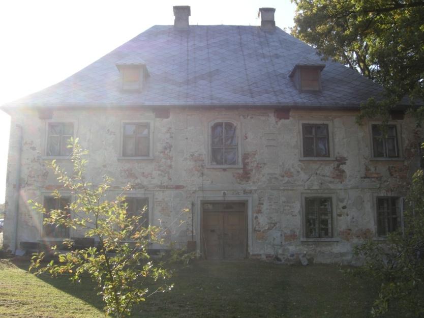 Foto. 15 Budynek Dawnej Plebanii w Broniszowie Rysunek 1 Plan Dawnej Plebanii z zarysami murów odkrytych w salonie Spory rozmiar grubości murów (ok.