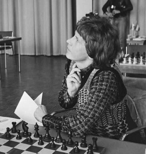7.Partia angielska [A16] GM Adorjan (Węgry) 2515 Jamieson P. (Szkocja) 2310 1.c4 Sf6 2.Sc3 g6 3.g3 Gg7 4.Gg2 0 0 5.e4 d6 6.Sge2 Sc6 7.0 0 Gd7 8.h3 e5 9.d3 a6 10.Ge3 h6 11.Hd2 Kh7 12.f4 ef4 13.
