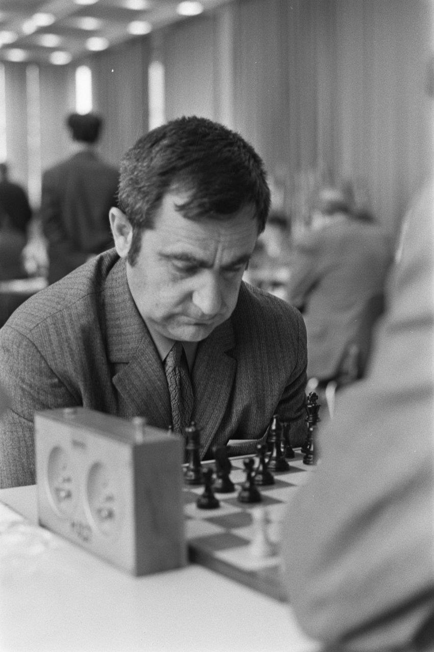 36.Gambit hetmański [D37] GM Padewski (Bułgaria) 2455 Welz (Luksemburg) 2200 1.d4 d5 2.c4 e6 3.Sc3 Sf6 4.Sf3 Ge7 5.Gf4 c6 6.e3 Sbd7 7.h3 h6 8.Hc2 b6 9.cd5 ed5 10.