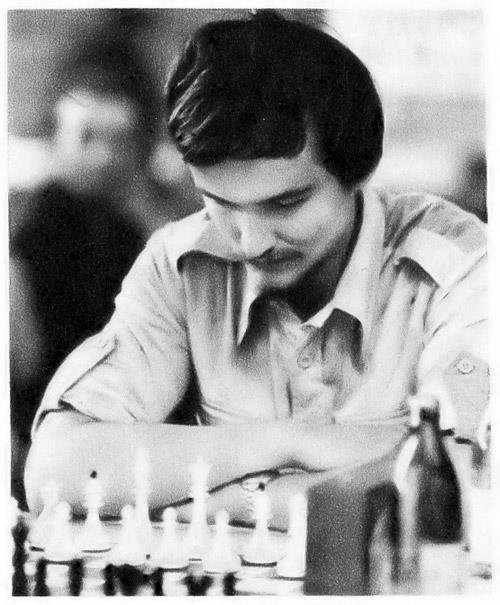 Adam Kuligowski Zdjęcie: Archiwum autora 59.Obrona sycylijska [B23] Hon Kah Seng (Malezja) 2200 IM Sznapik (Polska) 2430 1.e4 c5 2.Sc3 e6 3.g3 d5 4.Gg2 de4 5.Se4 Sc6 6.Se2 Ge7 7.d3 Sf6 8.0 0 0 0 9.